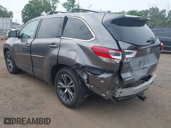 2018 Toyota Highlander LE z VIN 5TDBZRFH1JS896873, wystawiony jako IAAI lot #42501993 z przebiegiem 63 877 mil mil oraz . Historia ofert i sprzedaży dostępna na DreamBid. Obrazek 3.