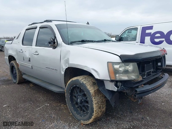 2011 Chevrolet Avalanche LT with VIN 3GNTKFE39BG212642, listed as a IAAI auction lot 41951335 with 221,950 mi miles. Bid and sale history available at carsss.com. Image 1.