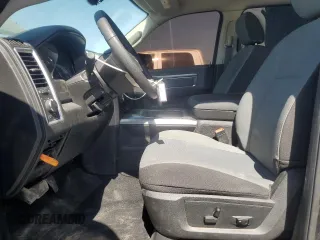 2023 Ram 1500 SLT z VIN 1C6RR7LG1PS565734, wystawiony jako Copart lot #60931575 z przebiegiem 19 764 mil mil oraz Czysty tytuł • Clean title. Historia ofert i sprzedaży dostępna na DreamBid. Obrazek 7.