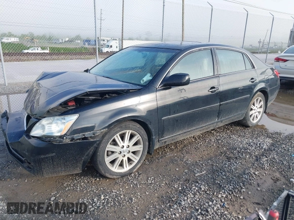 2007 Toyota Avalon XL z VIN 4T1BK36B87U178296, wystawiony jako IAAI lot #42187704 z przebiegiem 241 758 mil mil oraz . Historia ofert i sprzedaży dostępna na DreamBid. Obrazek 2.