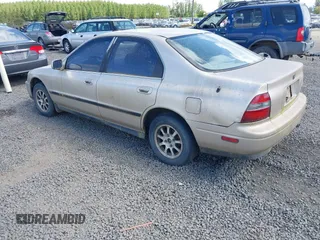 1995 Honda Accord LX with VIN 1HGCD563XSA013868, listed as a IAAI auction lot 42053028 with 184,181 mi miles and . Bid and sale history available at carsss.com. Image 3.