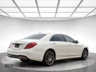 2018 Mercedes-Benz S 560 z VIN WDDUG8DB6JA400XXX, wystawiony jako Copart lot #59248165 z przebiegiem 53 756 mil mil oraz Czysty tytuł • Clean title. Historia ofert i sprzedaży dostępna na DreamBid. Obrazek 4.