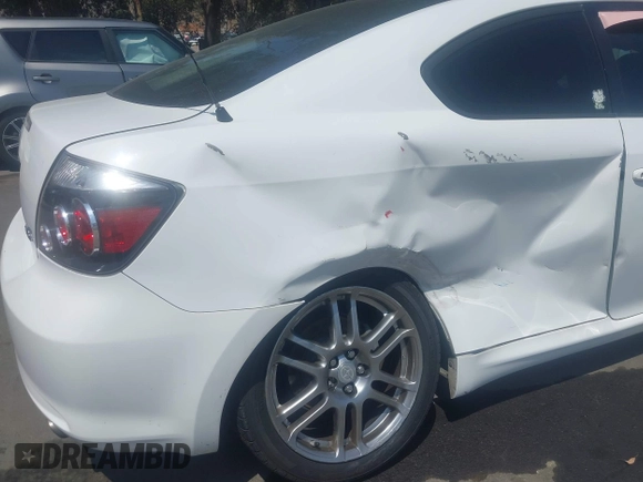 2010 Scion tC z VIN JTKDE3B70A0321271, wystawiony jako IAAI lot #42461229 z przebiegiem 181 319 mil mil oraz . Historia ofert i sprzedaży dostępna na DreamBid. Obrazek 6.