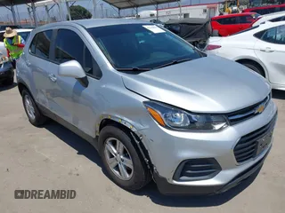 2022 Chevrolet Trax LS z VIN KL7CJKSM5NB542130, wystawiony jako IAAI lot #42304634 z przebiegiem 43 670 mil mil oraz . Historia ofert i sprzedaży dostępna na DreamBid. Obrazek 1.