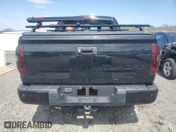 2017 Toyota Tundra Platinum z VIN 5TFAY5F1XHX629603, wystawiony jako Copart lot #51943495 z przebiegiem 99 512 mil mil oraz Szkoda całkowita • Salvage title. Historia ofert i sprzedaży dostępna na DreamBid. Obrazek 6.