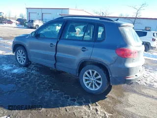 2017 Volkswagen Tiguan S z VIN WVGAV7AX1HK050251, wystawiony jako IAAI lot #41608261 z przebiegiem 172 298 mil mil oraz . Historia ofert i sprzedaży dostępna na DreamBid. Obrazek 3.