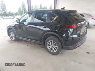 2023 Mazda CX-5 S Carbon Edition z VIN JM3KFBCM8P0140333, wystawiony jako IAAI lot #42292848 z przebiegiem 49 587 mil mil oraz . Historia ofert i sprzedaży dostępna na DreamBid. Obrazek 3.
