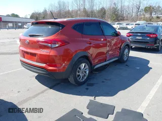 2017 Hyundai Tucson SE z VIN KM8J33A48HU396127, wystawiony jako IAAI lot #41785992 z przebiegiem 86 667 mil mil oraz . Historia ofert i sprzedaży dostępna na DreamBid. Obrazek 4.