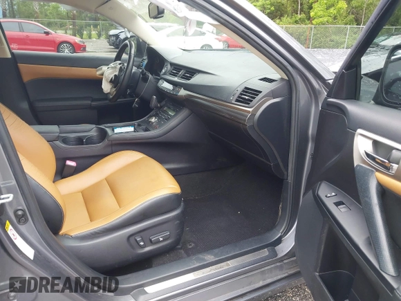 2015 Lexus CT 200h z VIN JTHKD5BH5F2214474, wystawiony jako IAAI lot #42417192 z przebiegiem 104 802 mil mil oraz . Historia ofert i sprzedaży dostępna na DreamBid. Obrazek 5.