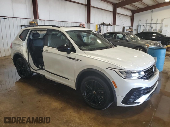 2022 Volkswagen Tiguan SE R-Line Black z VIN 3VV8B7AX3NM092731, wystawiony jako Copart lot #63430355 z przebiegiem 23 435 mil mil oraz Szkoda całkowita • Salvage title. Historia ofert i sprzedaży dostępna na DreamBid. Obrazek 4.