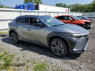 2023 Toyota bZ4X XLE z VIN JTMABACA1PA036308, wystawiony jako Copart lot #55640284 z przebiegiem Nie podano mil oraz . Historia ofert i sprzedaży dostępna na DreamBid. Obrazek 4.
