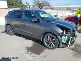 2017 Kia Niro Touring with VIN KNDCE3LC0H5051499, listed as a IAAI auction lot 41550176 with 82,592 mi miles. Bid and sale history available at carsss.com. Image 1.