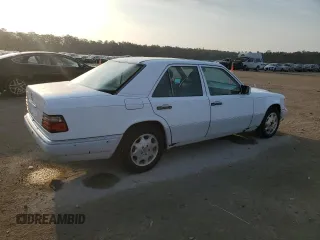 1995 Mercedes-Benz E Class with VIN WDBEA32E4SC215233, listed as a Copart auction lot 43661775 with 186,992 mi miles and Clean Title. Bid and sale history available at carsss.com. Image 3.