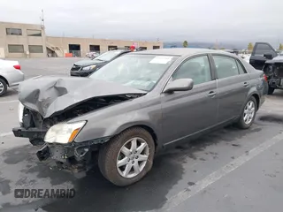 2007 Toyota Avalon XL z VIN 4T1BK36B97U185001, wystawiony jako IAAI lot #39698759 z przebiegiem 132 230 mil mil oraz . Historia ofert i sprzedaży dostępna na DreamBid. Obrazek 2.