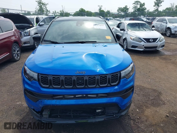 2024 Jeep Compass Latitude z VIN 3C4NJDBN4RT106311, wystawiony jako IAAI lot #42474517 z przebiegiem 9 027 mil mil oraz . Historia ofert i sprzedaży dostępna na DreamBid. Obrazek 12.