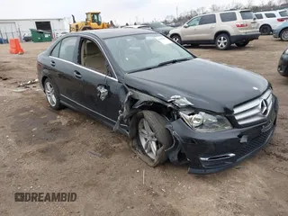 2013 Mercedes-Benz C 300 Sport z VIN WDDGF8AB9DR286014, wystawiony jako IAAI lot #41878422 z przebiegiem 83 702 mil mil oraz . Historia ofert i sprzedaży dostępna na DreamBid. Obrazek 1.