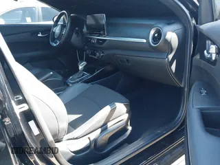 2023 Kia Forte GT-Line z VIN 3KPF54AD2PE610570, wystawiony jako IAAI lot #41744796 z przebiegiem 32 700 mil mil oraz . Historia ofert i sprzedaży dostępna na DreamBid. Obrazek 5.