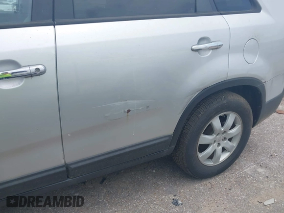 2012 Kia Sorento LX z VIN 5XYKT3A18CG201670, wystawiony jako IAAI lot #42305664 z przebiegiem 192 170 mil mil oraz . Historia ofert i sprzedaży dostępna na DreamBid. Obrazek 6.