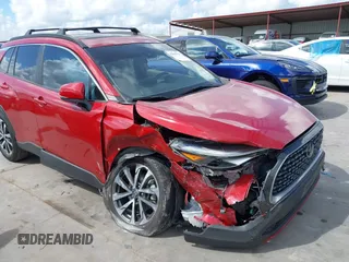 2022 Toyota Corolla Cross XLE z VIN 7MUDAAAG4NV006846, wystawiony jako IAAI lot #42580736 z przebiegiem 73 018 mil mil oraz . Historia ofert i sprzedaży dostępna na DreamBid. Obrazek 1.