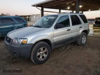 2005 Ford Escape XLT with VIN 1FMCU03105DA26437, listed as a Copart auction lot 88803995 with 223,095 mi miles and Salvage Title. Bid and sale history available at carsss.com. Image 1.