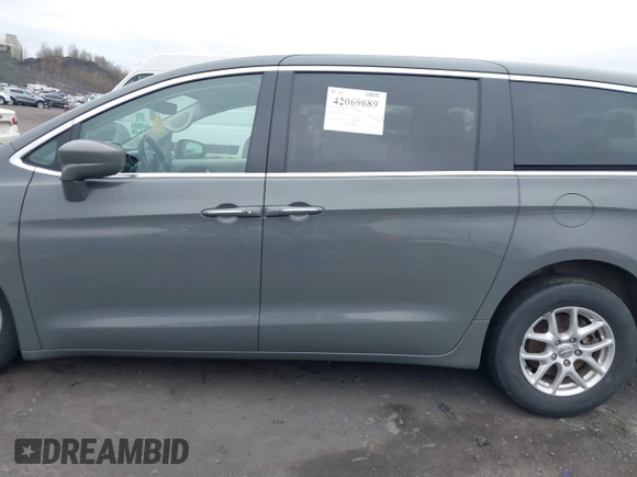 2020 Chrysler Pacifica Touring with VIN 2C4RC1FG3LR245765, listed as a IAAI auction lot 42069689 with 40,869 mi miles and . Bid and sale history available at DreamBid. Image 14.