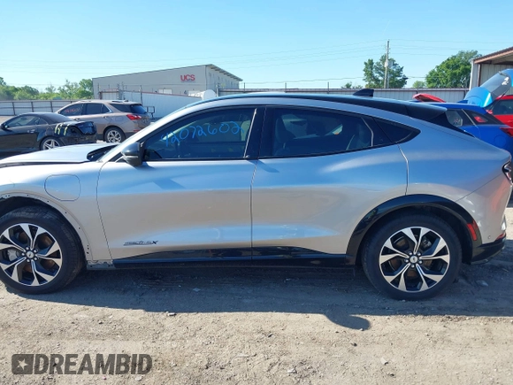 2021 Ford Mustang Mach-E Premium z VIN 3FMTK3SU7MMA02271, wystawiony jako IAAI lot #42072602 z przebiegiem 61 526 mil mil oraz . Historia ofert i sprzedaży dostępna na DreamBid. Obrazek 15.