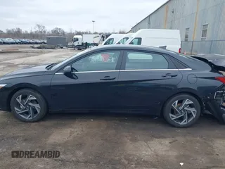 2025 Hyundai Elantra Limited z VIN KMHLN4DJ1SU124424, wystawiony jako IAAI lot #42013638 z przebiegiem 2 713 mil mil oraz . Historia ofert i sprzedaży dostępna na DreamBid. Obrazek 14.
