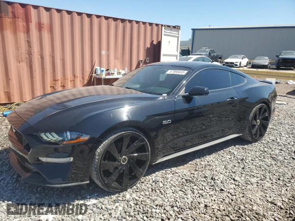 2018 Ford Mustang GT z VIN 1FA6P8CF0J5179879, wystawiony jako Copart lot #57986645 z przebiegiem 63 354 mil mil oraz Szkody całkowita. Historia ofert i sprzedaży dostępna na DreamBid. Obrazek 1.