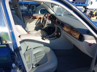 2000 Jaguar XJ with VIN SAJDA14C4YLF16529, listed as a IAAI auction lot 41387819 with 90,143 mi miles. Bid and sale history available at carsss.com. Image 5.