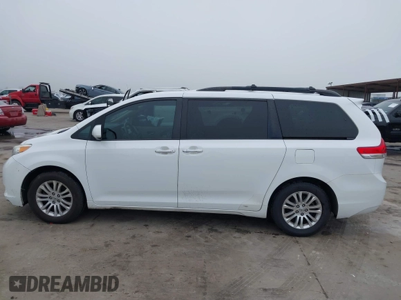 2014 Toyota Sienna XLE z VIN 5TDYK3DC5ES439511, wystawiony jako IAAI lot #41510779 z przebiegiem 218 782 mil mil oraz . Historia ofert i sprzedaży dostępna na DreamBid. Obrazek 15.