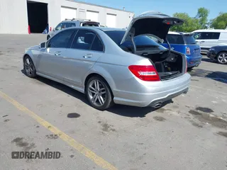 2013 Mercedes-Benz C 300 Sport с VIN WDDGF8AB2DR289465, выставлен на аукционе IAAI как лот 42211273 с пробегом 124 674 миль миль и . История ставок и продаж доступна на DreamBid. Изображение 3.
