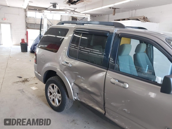 2008 Ford Explorer XLT z VIN 1FMEU73898UB09934, wystawiony jako IAAI lot #42560438 z przebiegiem 106 359 mil mil oraz . Historia ofert i sprzedaży dostępna na DreamBid. Obrazek 6.