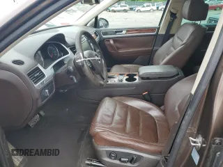 2013 Volkswagen Touareg Lux z VIN WVGEF9BP6DD010285, wystawiony jako Copart lot #54008285 z przebiegiem 172 257 mil mil oraz Czysty tytuł • Clean title. Historia ofert i sprzedaży dostępna na DreamBid. Obrazek 7.