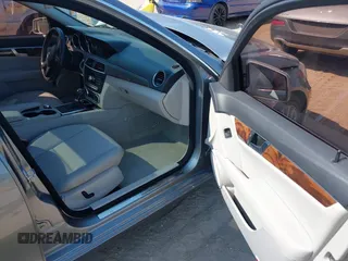 2012 Mercedes-Benz C 300 Sport с VIN WDDGF8BB9CR197914, выставлен на аукционе IAAI как лот 42187624 с пробегом 121 196 миль миль и . История ставок и продаж доступна на DreamBid. Изображение 5.