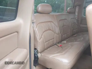 2000 Chevrolet Silverado 2500 LS z VIN 1GCFC29U5YE259603, wystawiony jako IAAI lot #42426550 z przebiegiem 229 438 mil mil oraz . Historia ofert i sprzedaży dostępna na DreamBid. Obrazek 8.