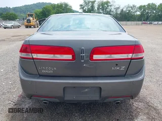 2011 Lincoln MKZ z VIN 3LNHL2GC1BR760958, wystawiony jako IAAI lot #42423731 z przebiegiem 131 602 mil mil oraz . Historia ofert i sprzedaży dostępna na DreamBid. Obrazek 17.