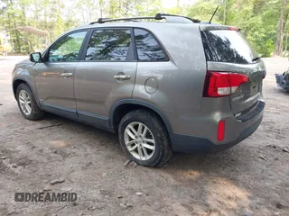 2014 Kia Sorento LX z VIN 5XYKTDA61EG549167, wystawiony jako IAAI lot #42407870 z przebiegiem 40 669 mil mil oraz . Historia ofert i sprzedaży dostępna na DreamBid. Obrazek 3.