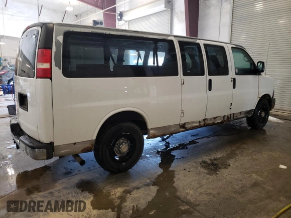 2005 Chevrolet Express Passenger with VIN 1GAHG39U451202405, listed as a Copart auction lot 45713255 with 488,178 mi miles and Salvage title. Bid and sale history available at DreamBid. Image 3.