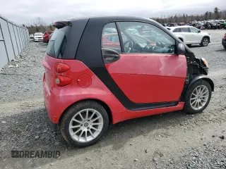 2011 Smart fortwo Pure z VIN WMEEJ3BA5BK487747, wystawiony jako Copart lot #49703445 z przebiegiem 93 489 mil mil oraz Szkoda całkowita • Salvage title. Historia ofert i sprzedaży dostępna na DreamBid. Obrazek 3.