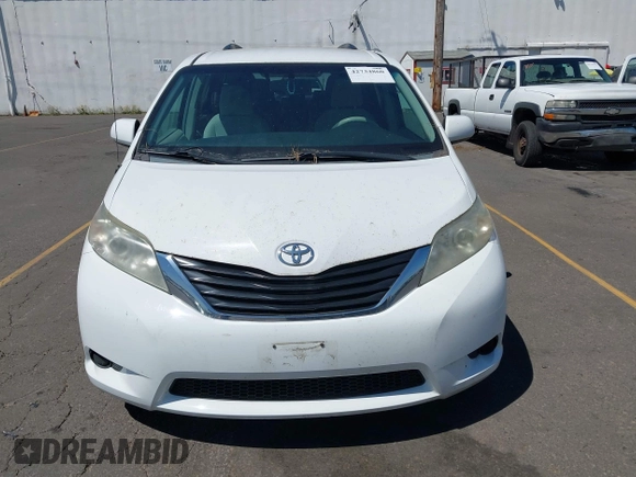 2013 Toyota Sienna LE AAS z VIN 5TDKK3DC0DS352376, wystawiony jako IAAI lot #42734860 z przebiegiem 184 622 mil mil oraz . Historia ofert i sprzedaży dostępna na DreamBid. Obrazek 12.