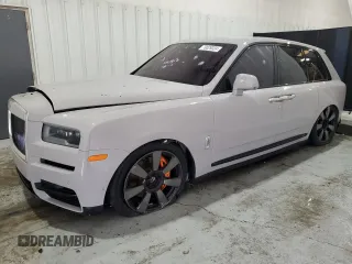 2023 Rolls-Royce Cullinan z VIN SLATV4C09PU215050, wystawiony jako Copart lot #70029324 z przebiegiem 6055 mil mil oraz Szkody całkowita. Historia ofert i sprzedaży dostępna na DreamBid. Obrazek 1.