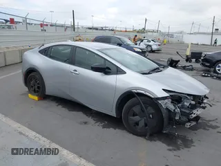2024 Toyota Prius LE z VIN JTDACAAU2R3019020, wystawiony jako IAAI lot #42128983 z przebiegiem 42 049 mil mil oraz . Historia ofert i sprzedaży dostępna na DreamBid. Obrazek 1.