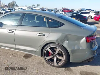 2024 Audi A5 Sportback S line Premium Plus z VIN WAUFACF52RA050804, wystawiony jako IAAI lot #41046774 z przebiegiem 6 493 mil mil oraz . Historia ofert i sprzedaży dostępna na DreamBid. Obrazek 6.