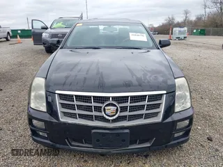 2011 Cadillac STS RWD z VIN 1G6DW6ED8B0159384, wystawiony jako IAAI lot #41840796 z przebiegiem 209 953 mil mil oraz . Historia ofert i sprzedaży dostępna na DreamBid. Obrazek 13.