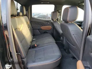 2024 GMC Canyon 4WD AT4 z VIN 1GTP6DEK5R1109902, wystawiony jako Copart lot #54504725 z przebiegiem 28 350 mil mil oraz Szkoda całkowita • Salvage title. Historia ofert i sprzedaży dostępna na DreamBid. Obrazek 10.