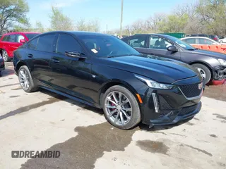 2023 Cadillac CT5 Sport z VIN 1G6DU5RK5P0103466, wystawiony jako IAAI lot #41973218 z przebiegiem 28 500 mil mil oraz . Historia ofert i sprzedaży dostępna na DreamBid. Obrazek 1.