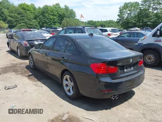 2015 BMW 3 Series 328i xDrive z VIN WBA3B5C52FP653910, wystawiony jako IAAI lot #42563622 z przebiegiem 153 033 mil mil oraz . Historia ofert i sprzedaży dostępna na DreamBid. Obrazek 3.