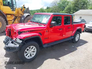 2023 Jeep Gladiator Sport S z VIN 1C6HJTAG8PL572270, wystawiony jako IAAI lot #42336294 z przebiegiem 13 865 mil mil oraz . Historia ofert i sprzedaży dostępna na DreamBid. Obrazek 2.
