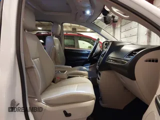 2016 Chrysler Town & Country Touring-L with VIN 2C4RC1CG3GR284527, listed as a IAAI auction lot 41898213 with 198,148 mi miles. Bid and sale history available at carsss.com. Image 5.