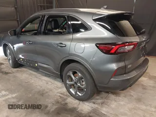 2023 Ford Escape ST-Line Select z VIN 1FMCU9NZXPUA40548, wystawiony jako IAAI lot #42326063 z przebiegiem 24 047 mil mil oraz . Historia ofert i sprzedaży dostępna na DreamBid. Obrazek 3.